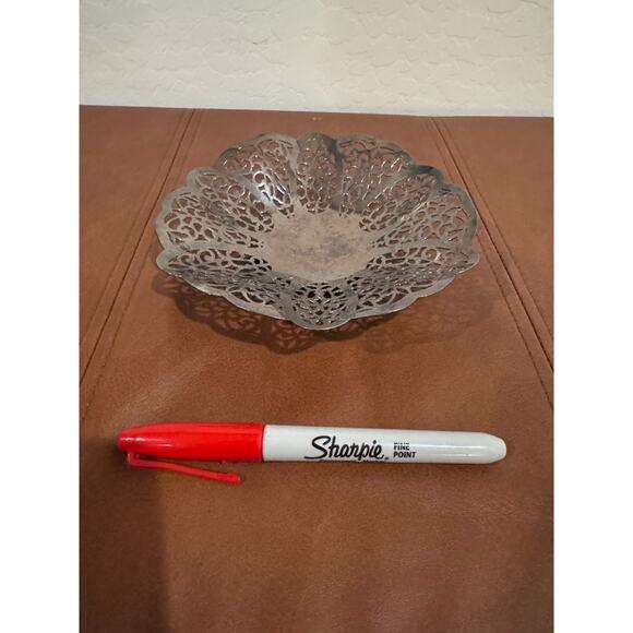 International Silver Company 3 Footed Scalloped "LOVELACE" Candy / Trinket Dish - Picture 1 of 3
